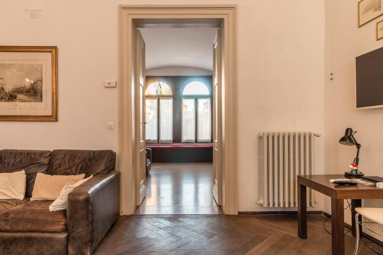Red House Close To @Accademia Bridge Venise Extérieur photo
