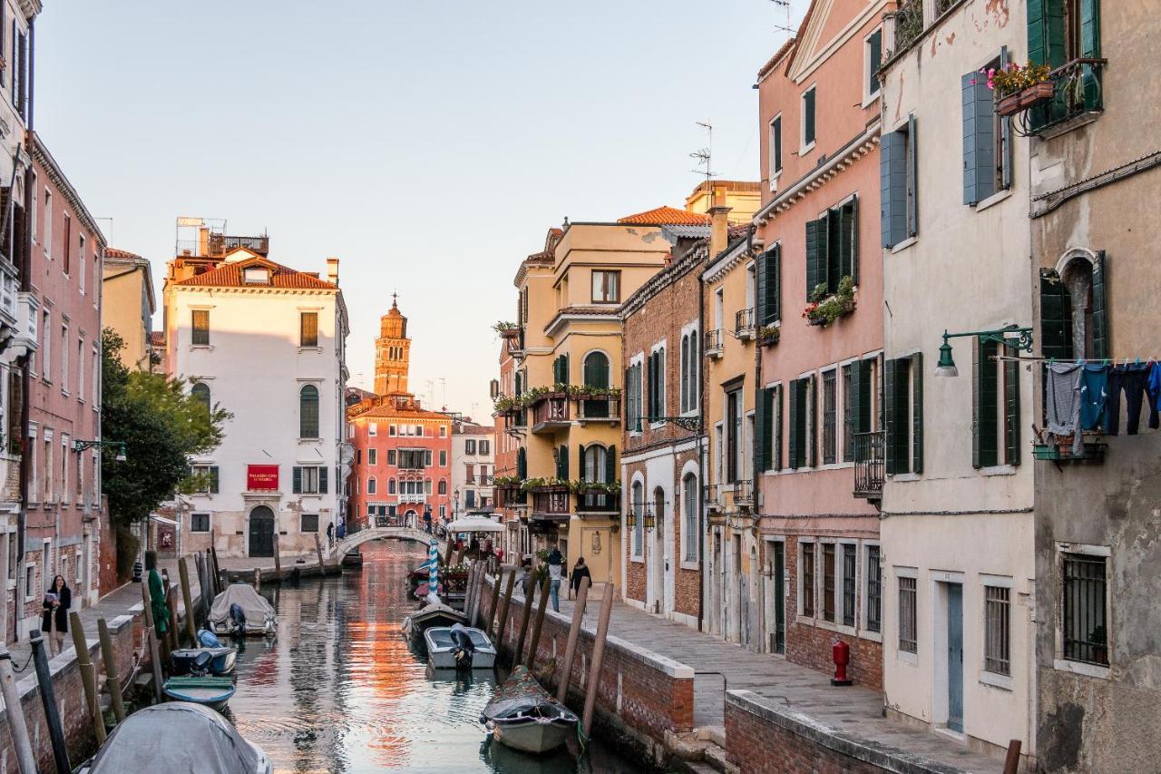 Red House Close To @Accademia Bridge Venise Extérieur photo